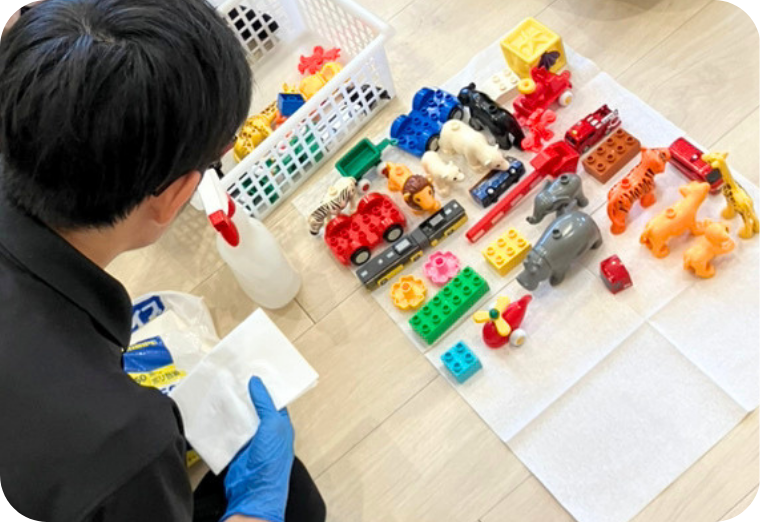おもちゃを丁寧に清掃している様子