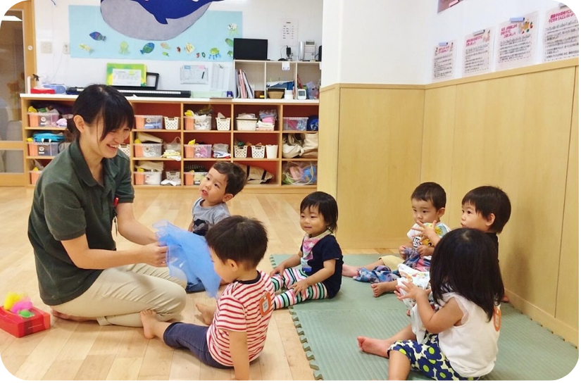 保育士が子どもたちと過ごしている様子